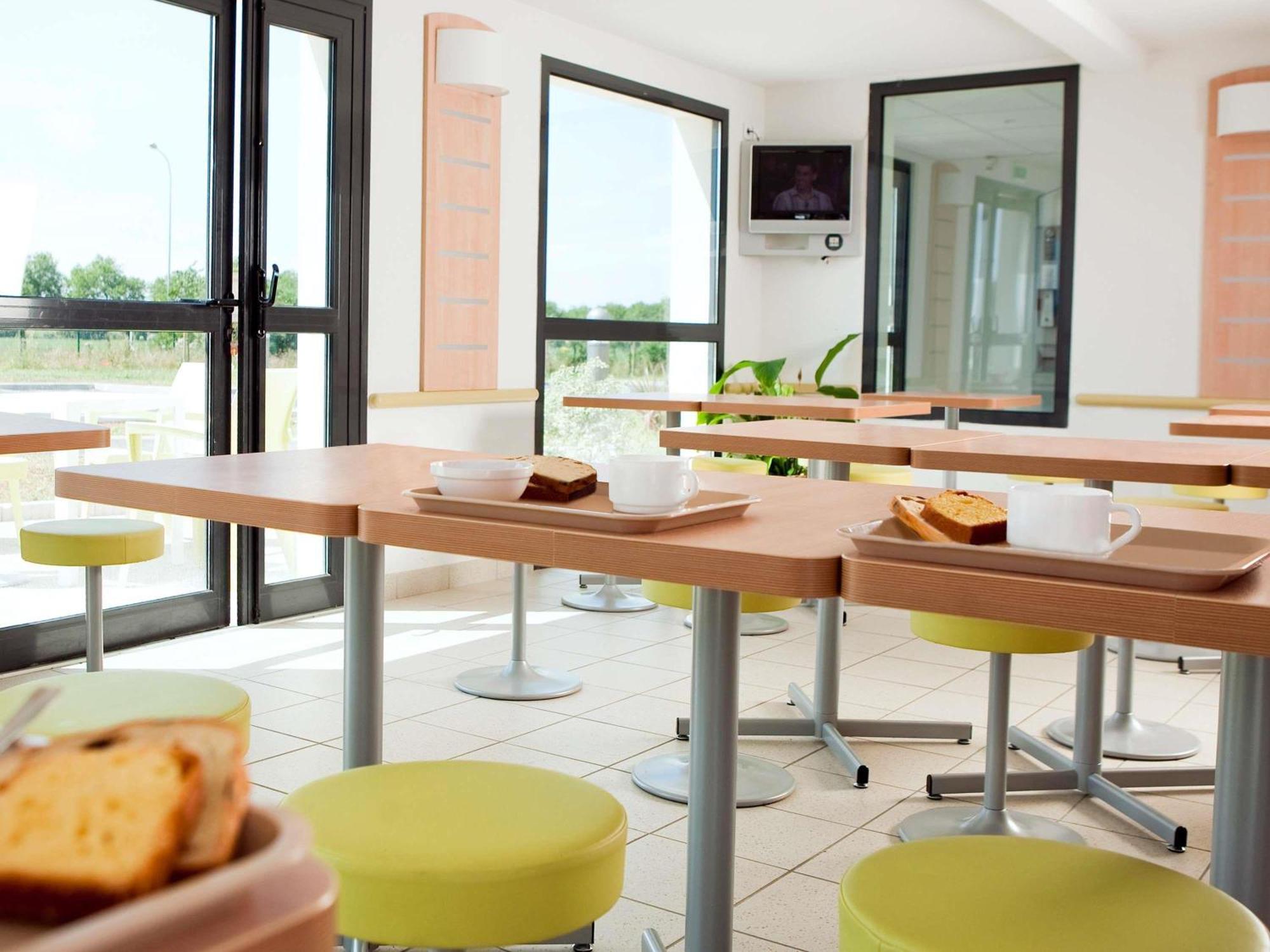 Ibis Budget Niort - La Creche Bagian luar foto