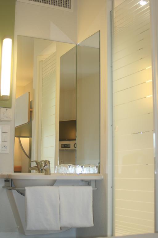 Ibis Budget Niort - La Creche Bagian luar foto