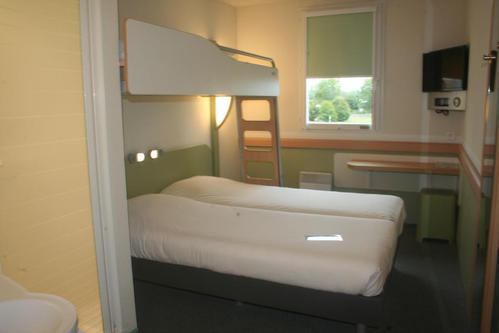 Ibis Budget Niort - La Creche Bagian luar foto