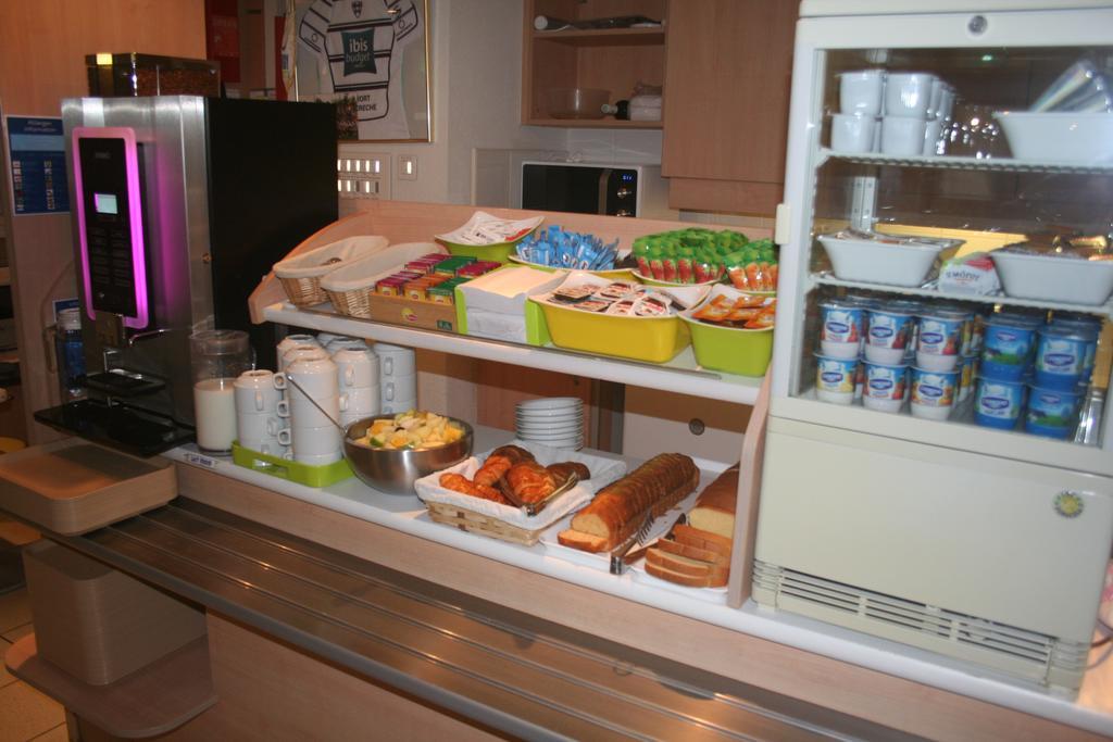 Ibis Budget Niort - La Creche Bagian luar foto
