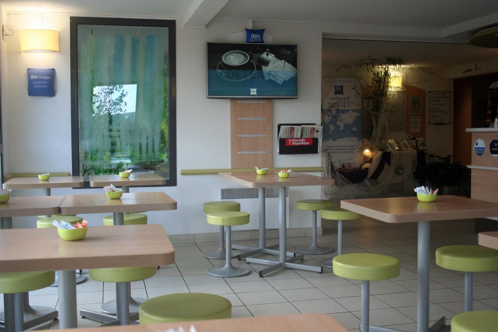 Ibis Budget Niort - La Creche Bagian luar foto