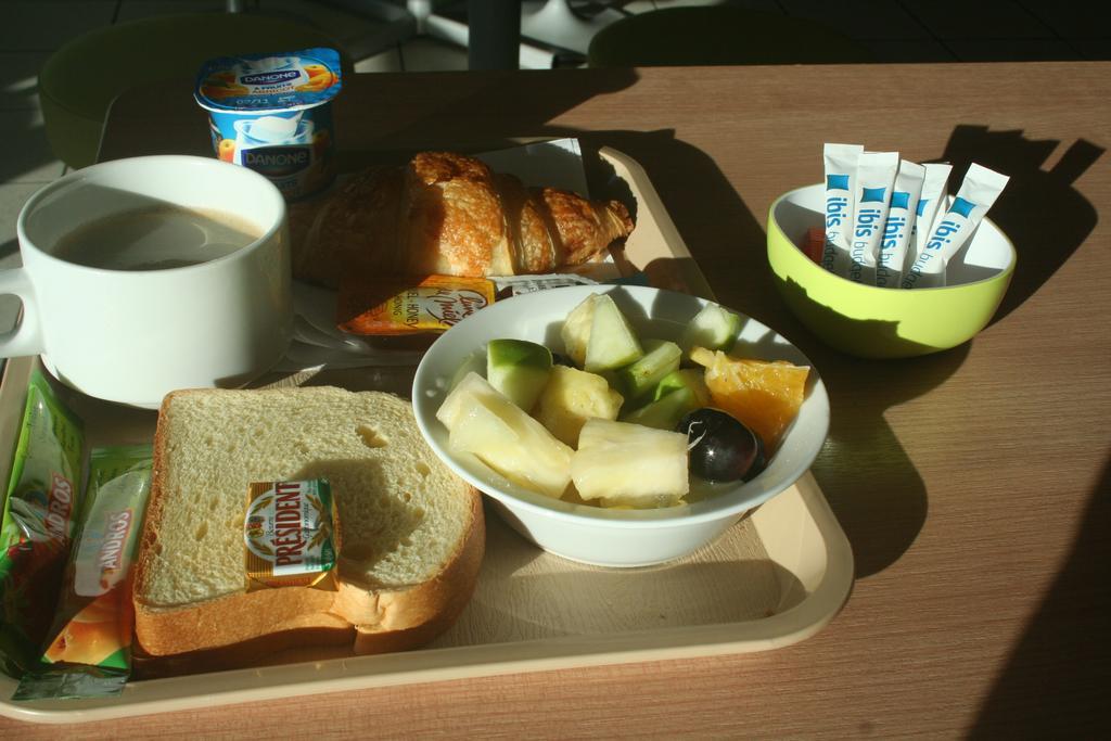 Ibis Budget Niort - La Creche Bagian luar foto