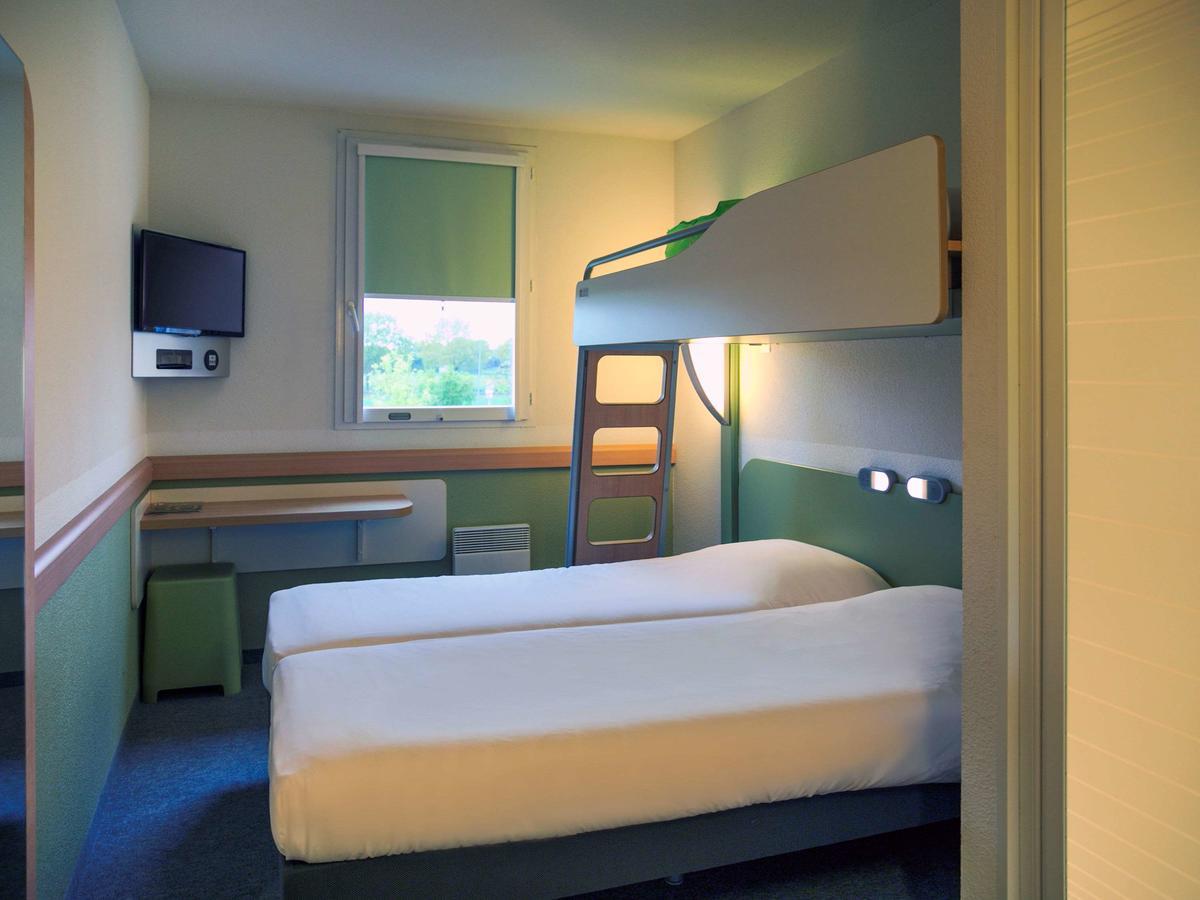 Ibis Budget Niort - La Creche Bagian luar foto