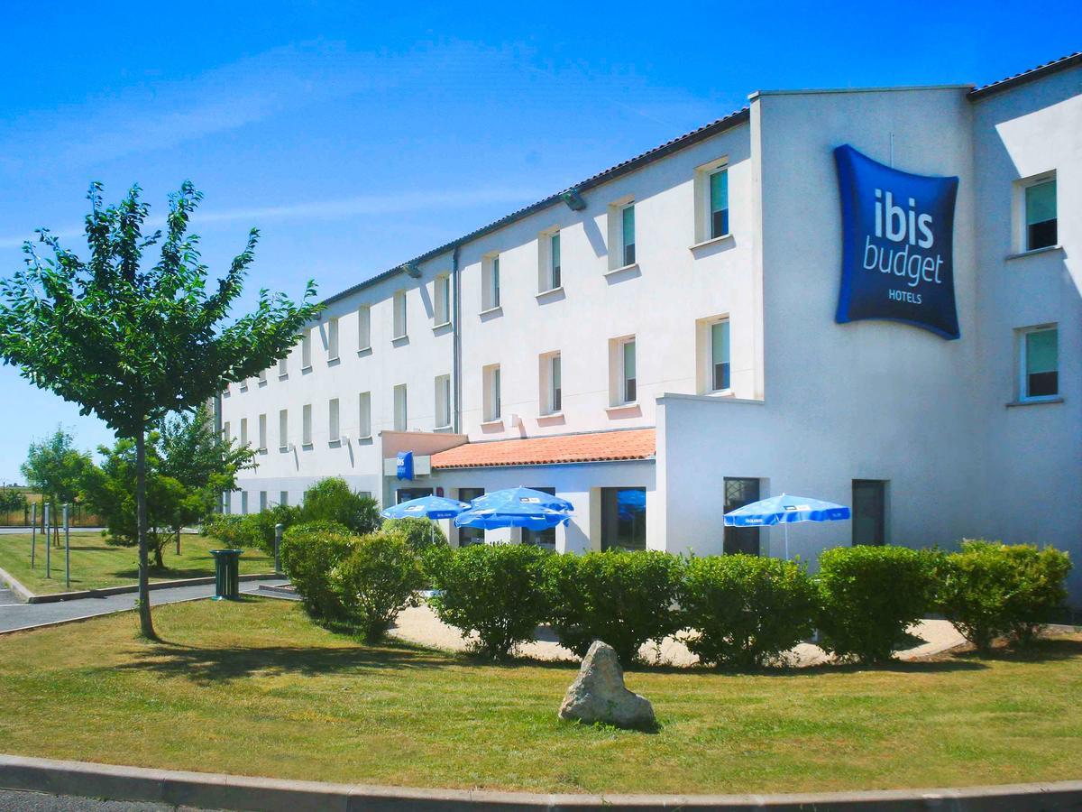 Ibis Budget Niort - La Creche Bagian luar foto